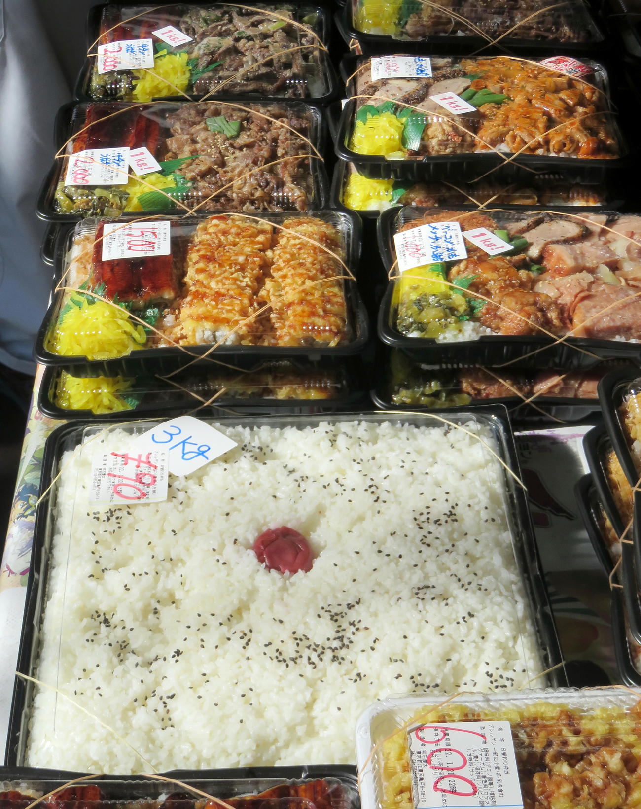 「キッチンDIVE」で1キロ弁当（上部）と比較にならない存在感を示す重さ3キロの日の丸弁当“ドカベン弁当”（撮影・鎌田直秀）