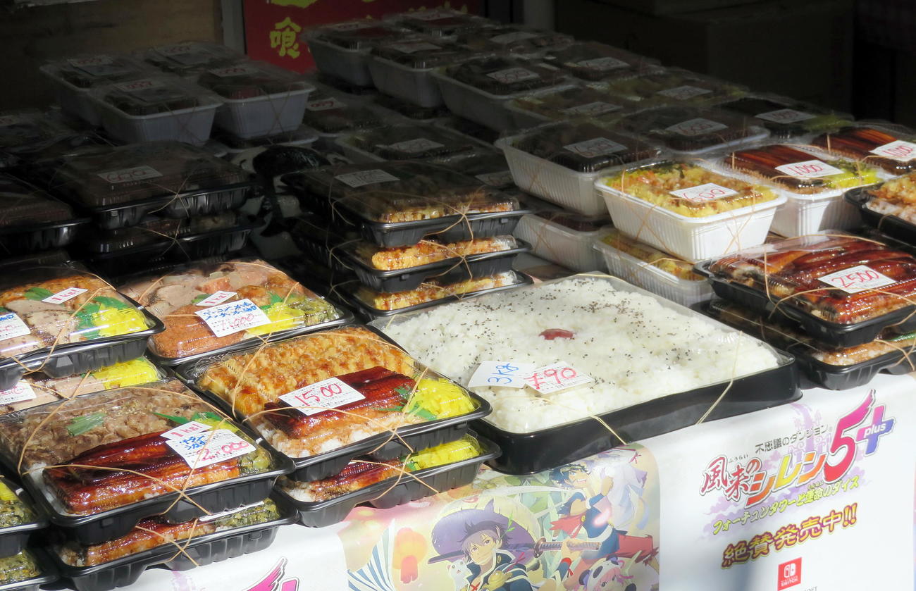 「キッチンDIVE」の店頭最前列に並ぶ重さ3キロの日の丸弁当“ドカベン弁当”（撮影・鎌田直秀）