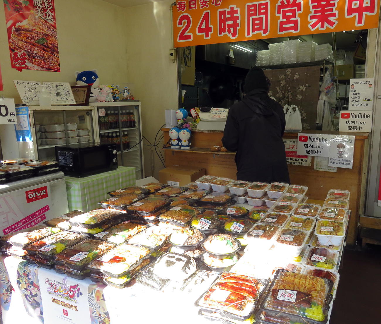 デカ盛り弁当がズラリとならぶ「キッチンDIVE」（撮影・鎌田直秀）