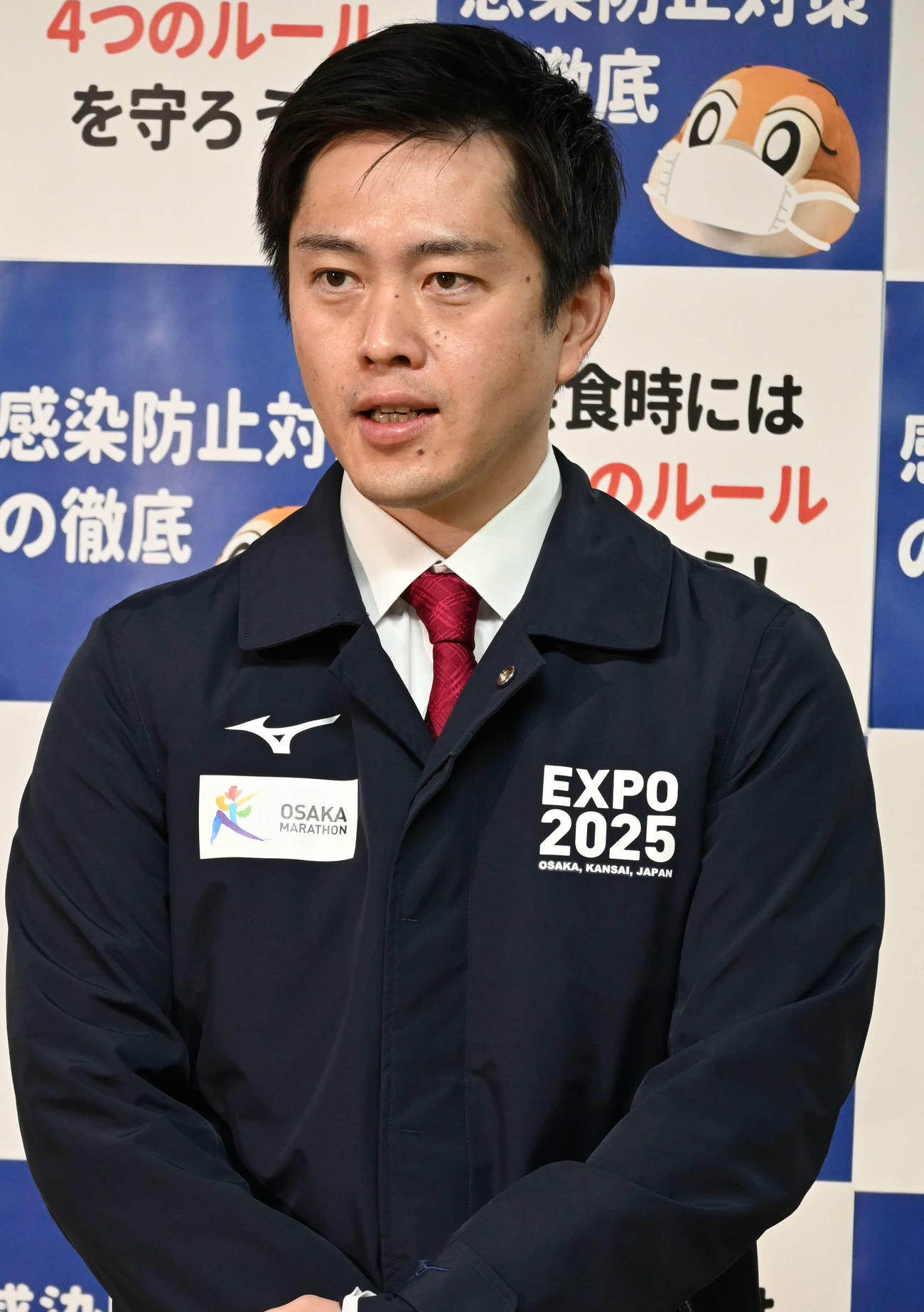 取材に応じる大阪府の吉村洋文知事（撮影・松浦隆司）