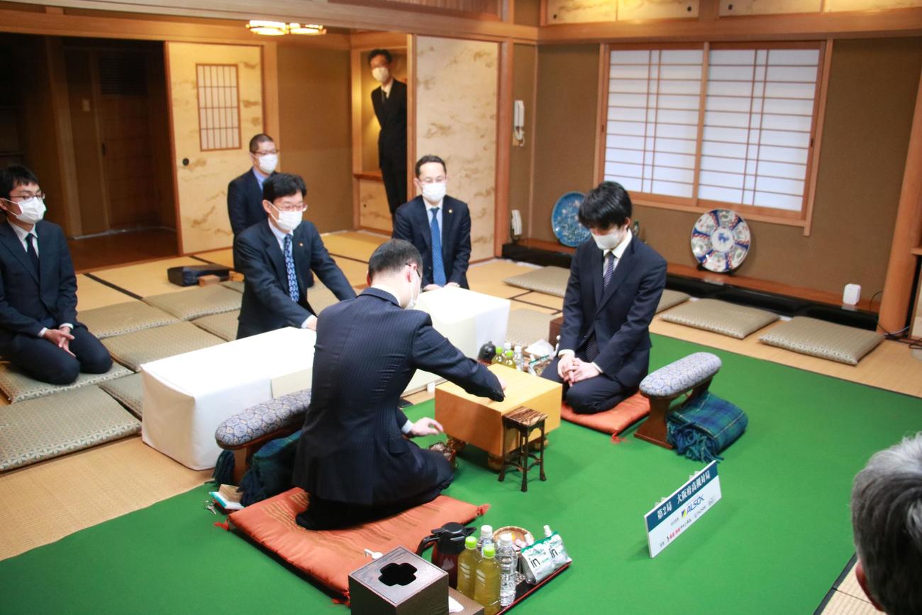 第71期王将戦7番勝負第2局を翌日に控え、大阪府高槻市「山水館」の対局場で検分を行う渡辺明王将（手前）と藤井聡太竜王（日本将棋連盟提供）