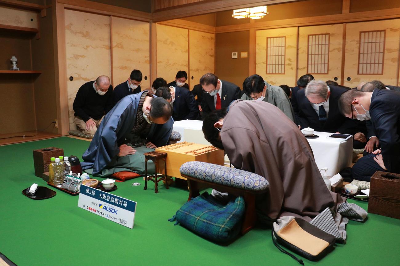 第71期王将戦7番勝負第2局に臨んだ渡辺明王将（左）と藤井聡太竜王（右）（日本将棋連盟提供）
