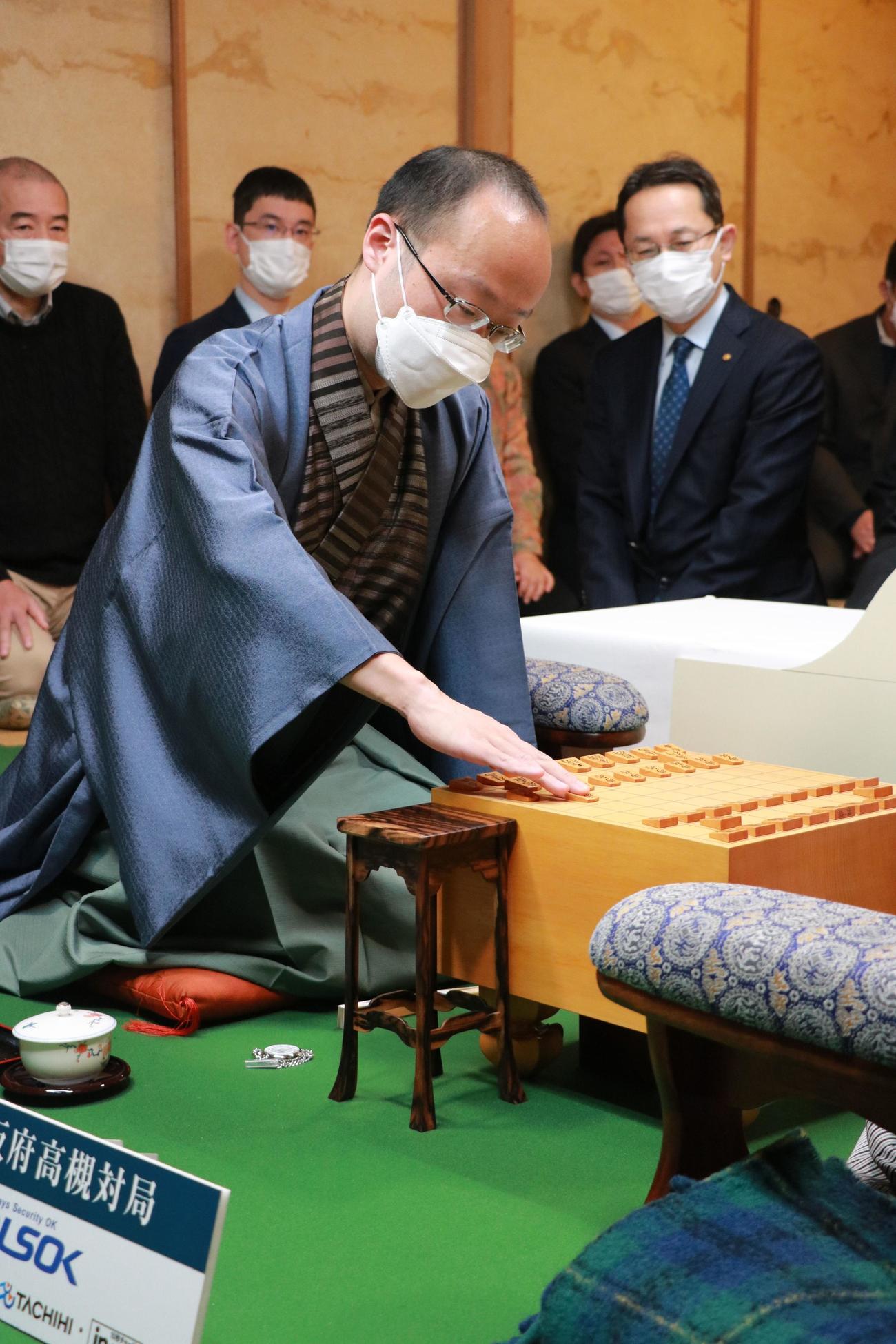 第71期王将戦7番勝負第2局に臨んだ渡辺明王将（日本将棋連盟提供）
