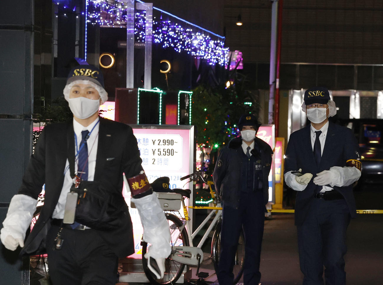男性の遺体が見つかったラブホテルを出る警視庁の捜査員（共同）