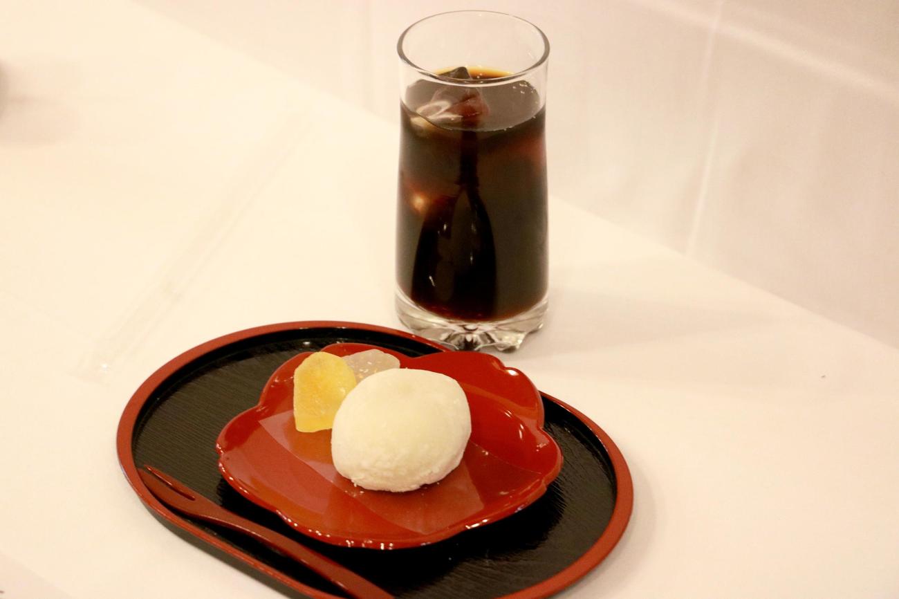 藤井聡太竜王の午前のおやつ「いちご大福」と「アイスコーヒー」（日本将棋連盟提供）