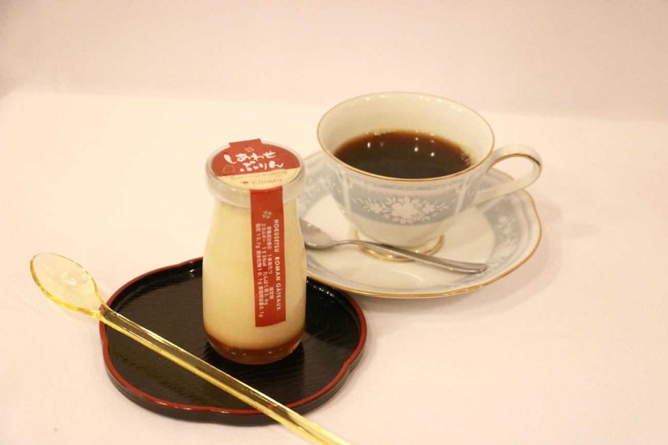 渡辺明王将の午前のおやつ「しあわせプリン」と「ホットコーヒー」（日本将棋連盟提供）
