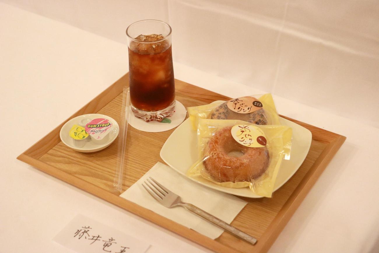 藤井聡太竜王の午後のおやつ「幸せのリング（焼きドーナツ）」（日本将棋連盟提供）