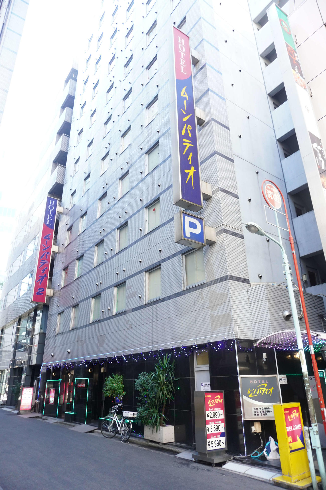 客室内で男性の遺体が見つかった東京都豊島区池袋のホテル（撮影・沢田直人）