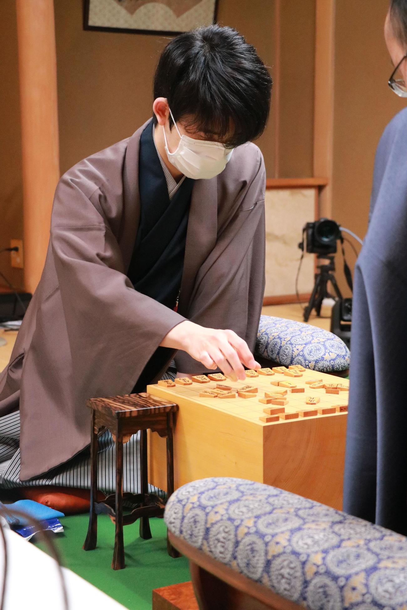 王将戦7番勝負第2局2日目に臨んだ藤井聡太竜王（日本将棋連盟提供）