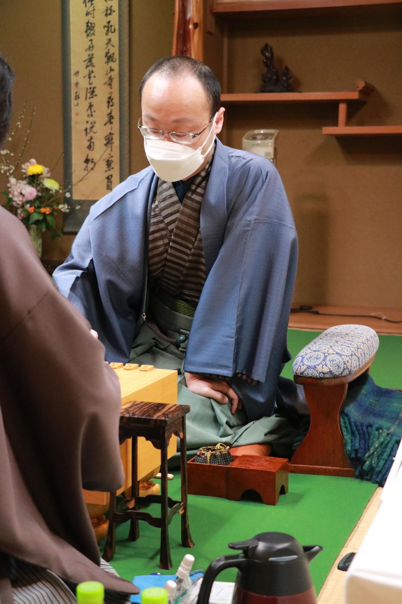 王将戦7番勝負第2局2日目に臨んだ渡辺明王将（日本将棋連盟提供）