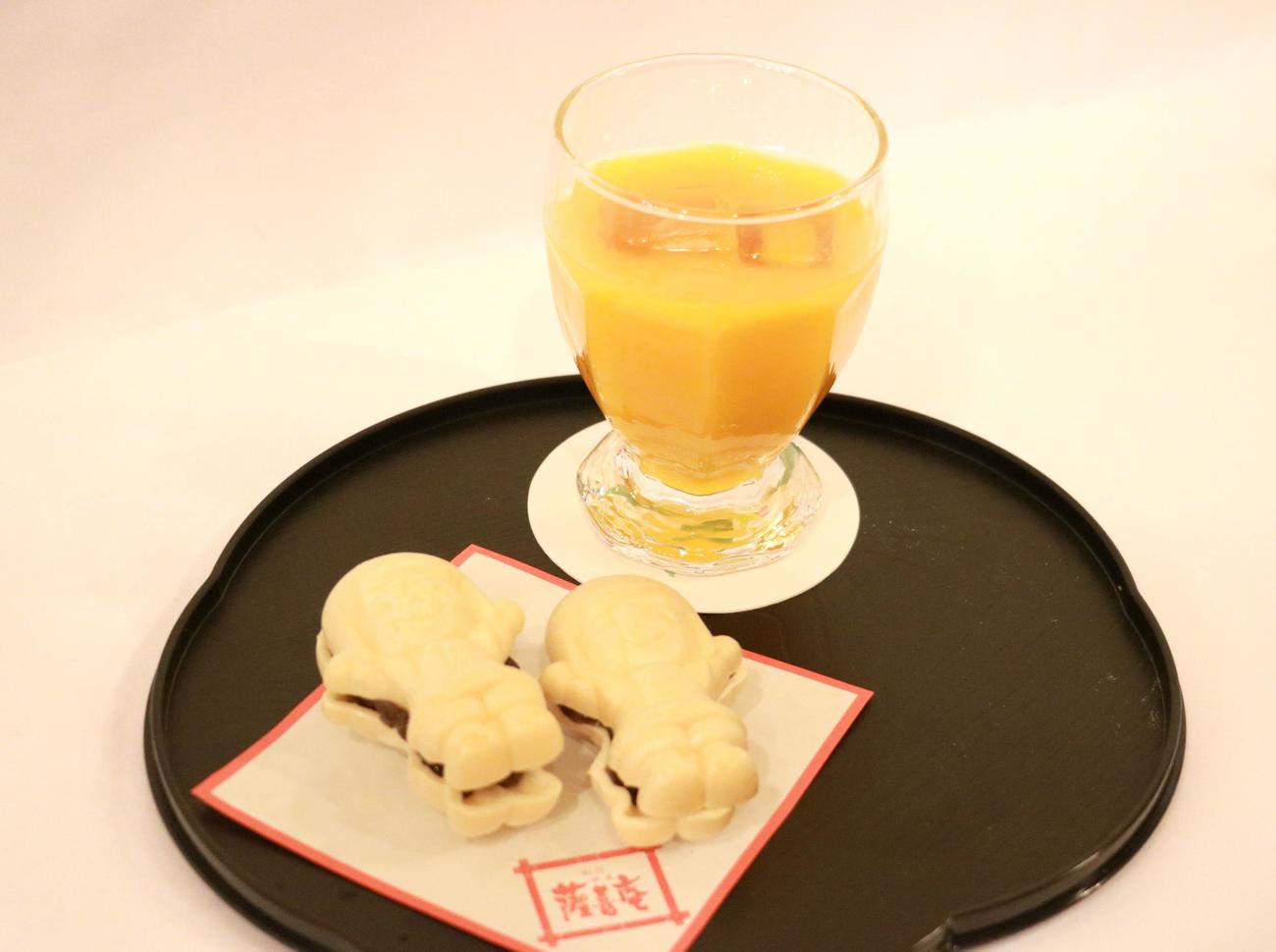 藤井聡太竜王の午前のおやつ「はにたん最中」と「オレンジジュース」（日本将棋連盟提供）