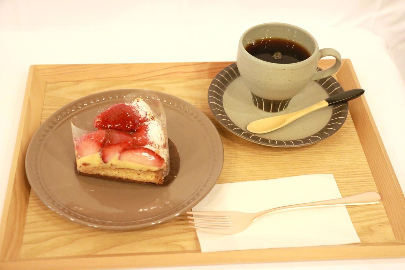 渡辺明王将の午前のおやつ「ゴロゴロあまおういちごのタルト」と「ホットコーヒー」（日本将棋連盟提供）