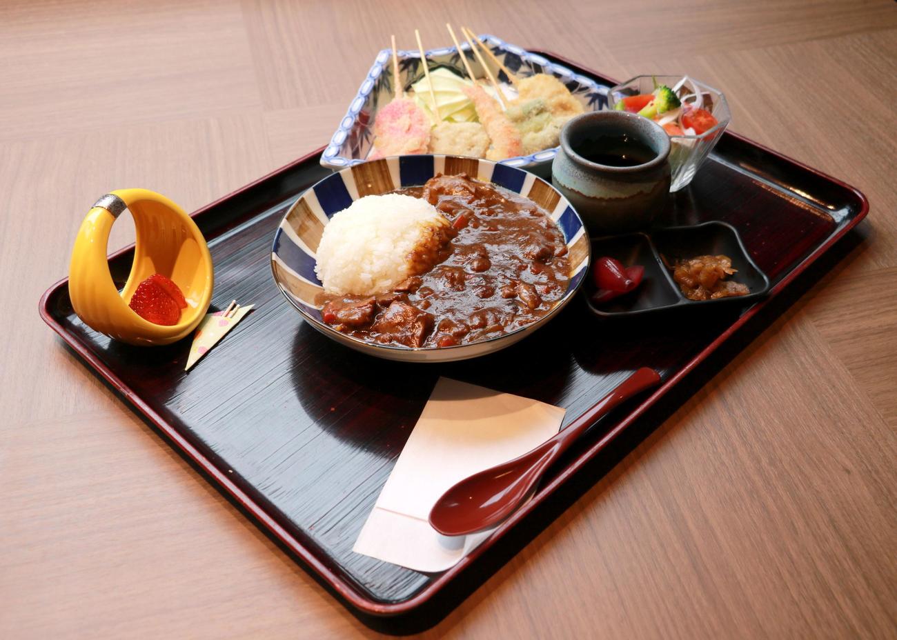 藤井聡太竜王の勝負メシ「牛すじカレーと串カツ」（日本将棋連盟提供）