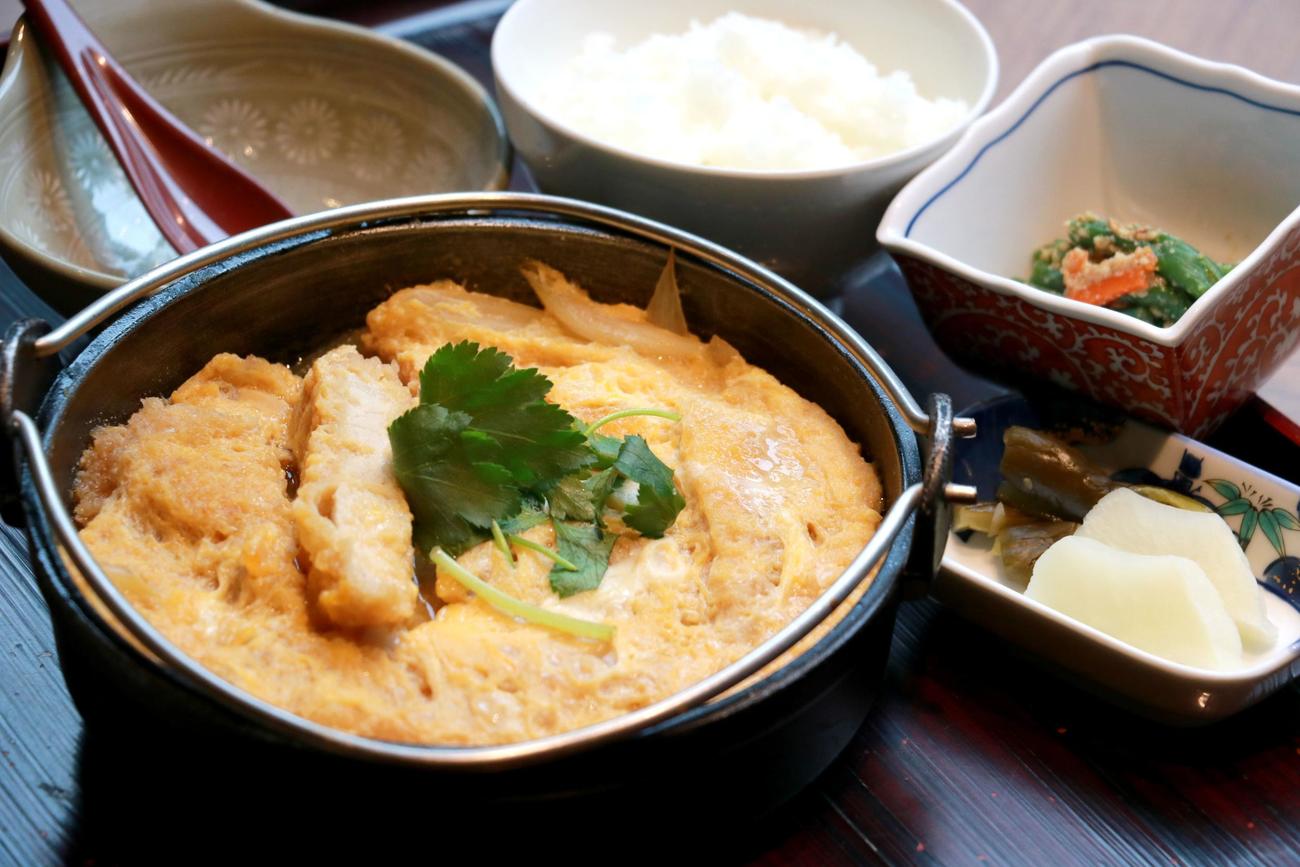 渡辺明王将の勝負メシ「カツ煮定食（みそ汁、水菓子なし）」（日本将棋連盟提供）