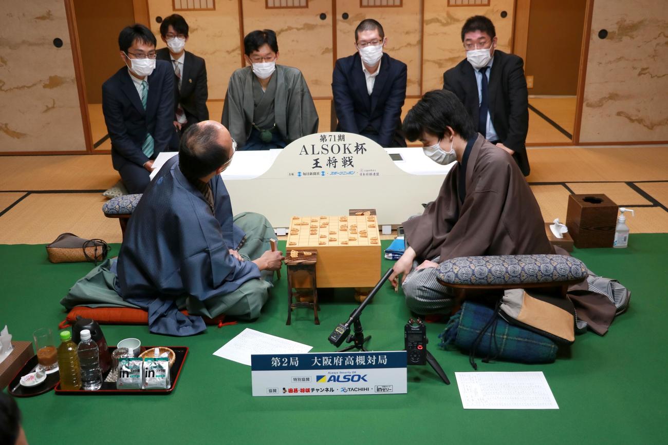 終局後、感想戦を行う藤井聡太竜王（右）、渡辺明王将（日本将棋連盟提供）