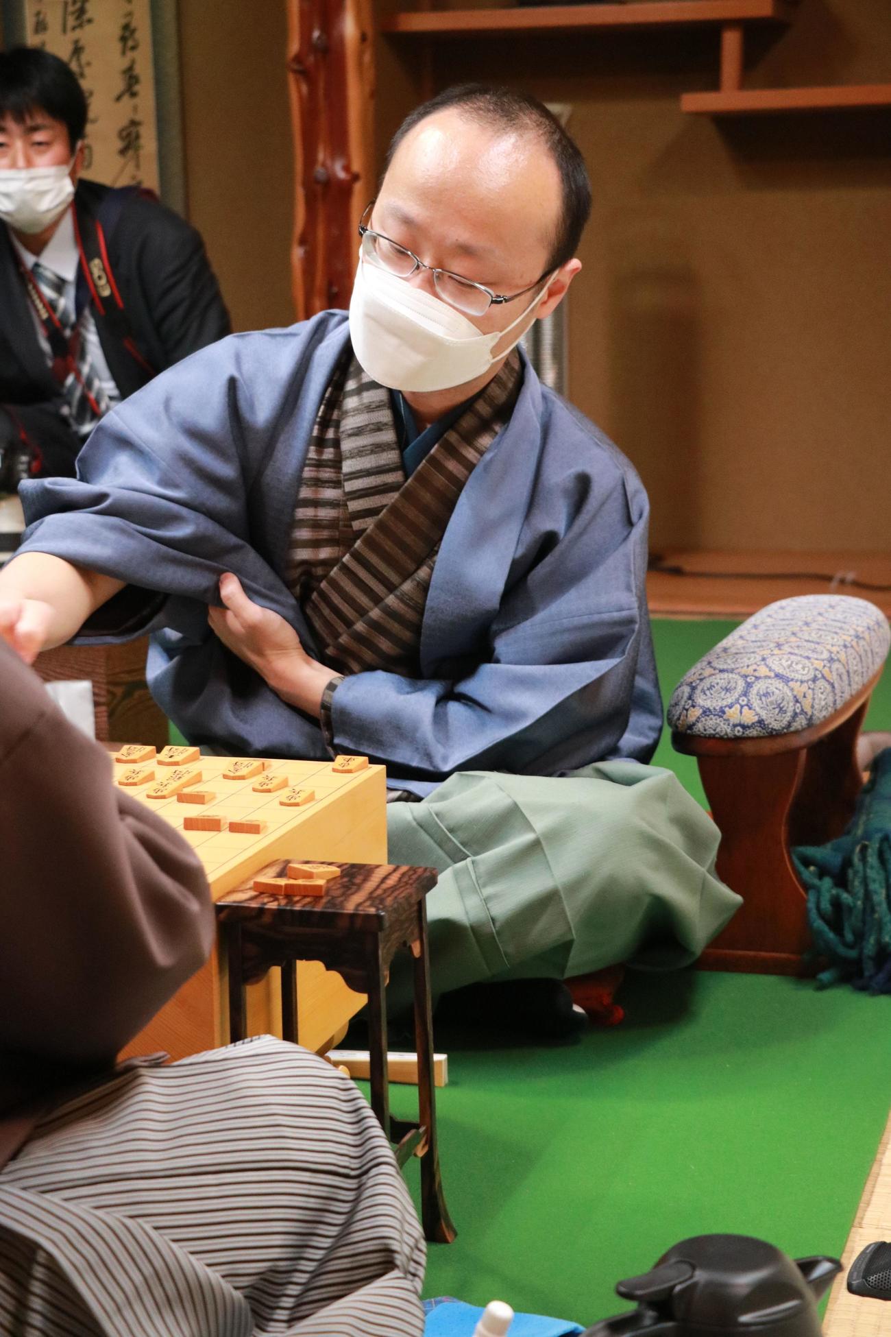 終局後、感想戦を行う渡辺明王将（日本将棋連盟提供）