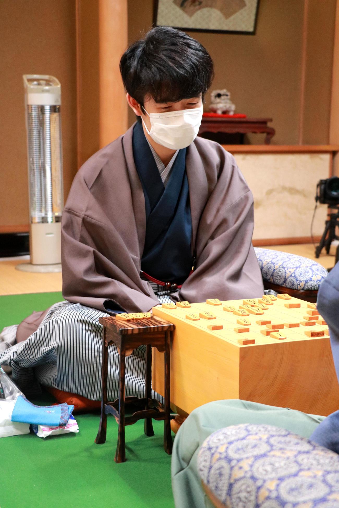 終局後、感想戦を行う藤井聡太竜王（日本将棋連盟提供）
