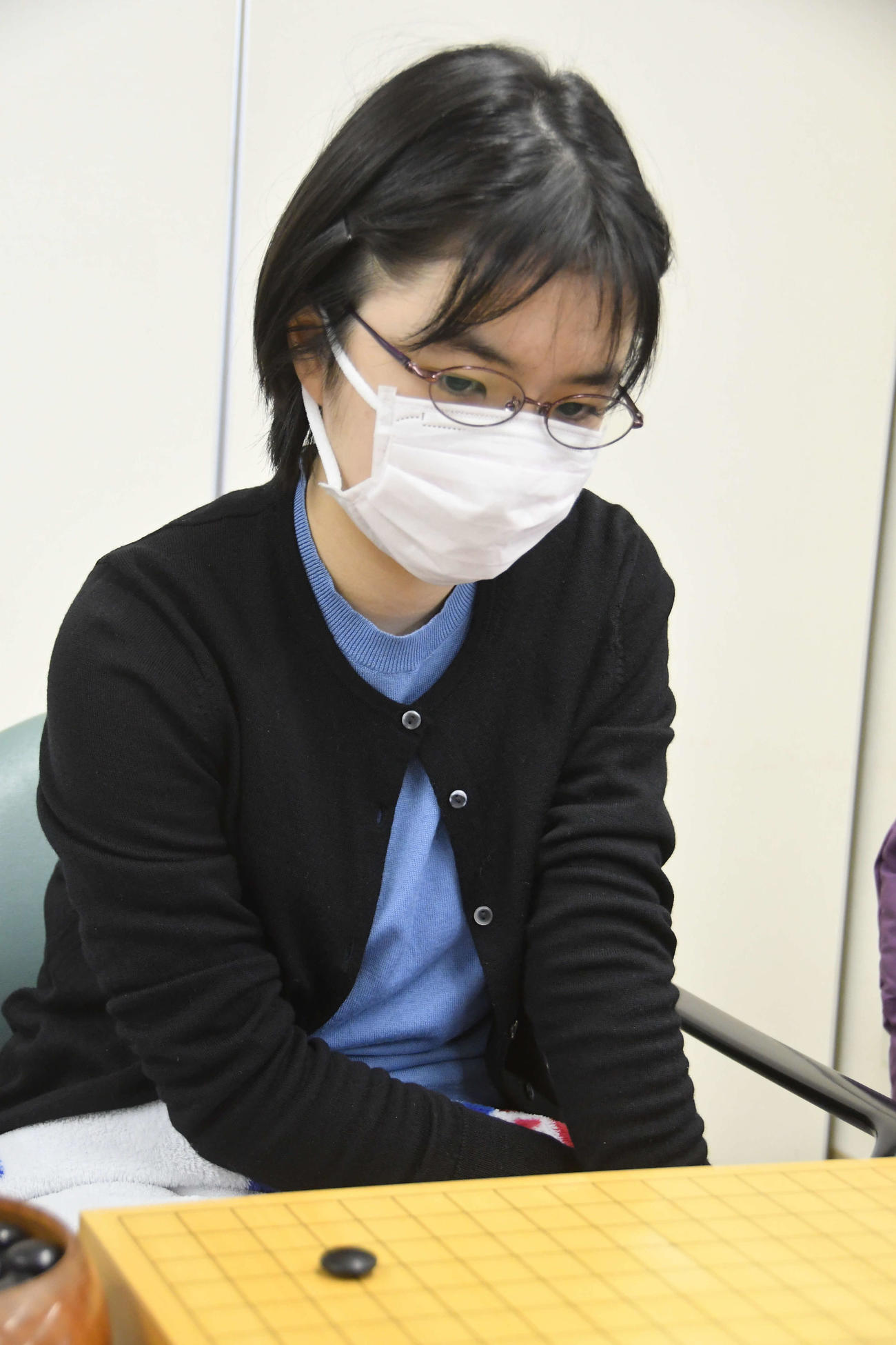青木喜久代八段を下して本因坊戦予選Bに進出した仲邑菫二段（日本棋院提供）