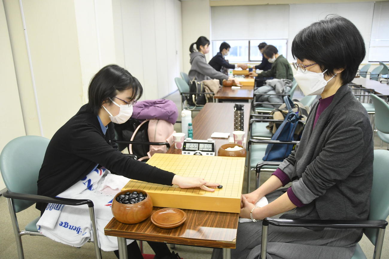 青木喜久代八段（右）を下して本因坊戦予選Bに進出した仲邑菫二段（左、日本棋院提供）