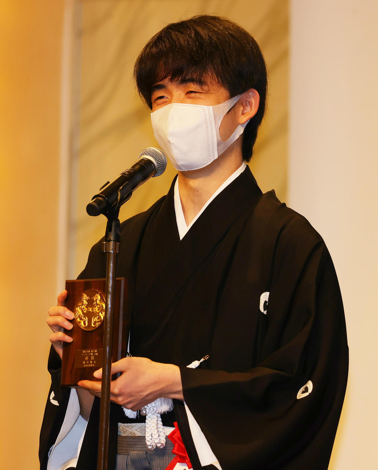 竜王就位式で笑顔を見せる藤井竜王（撮影・野上伸悟）