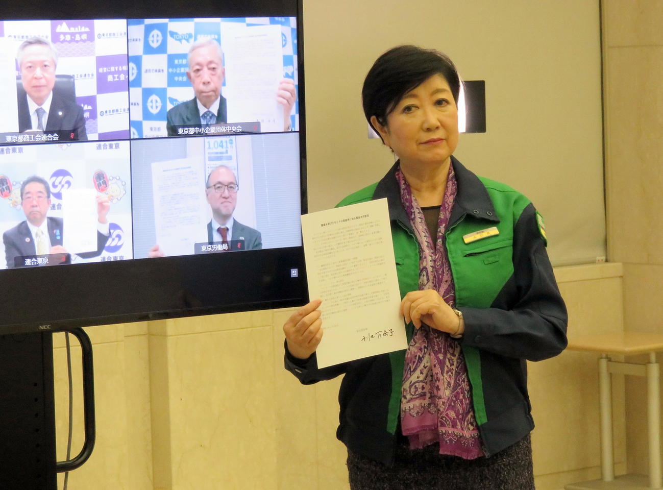 オンラインでの公労使による「新しい東京」実現会議で「職場を挙げたBCPの取組等に係わる緊急共同宣言」にサインした小池百合子都知事（撮影・鎌田直秀）