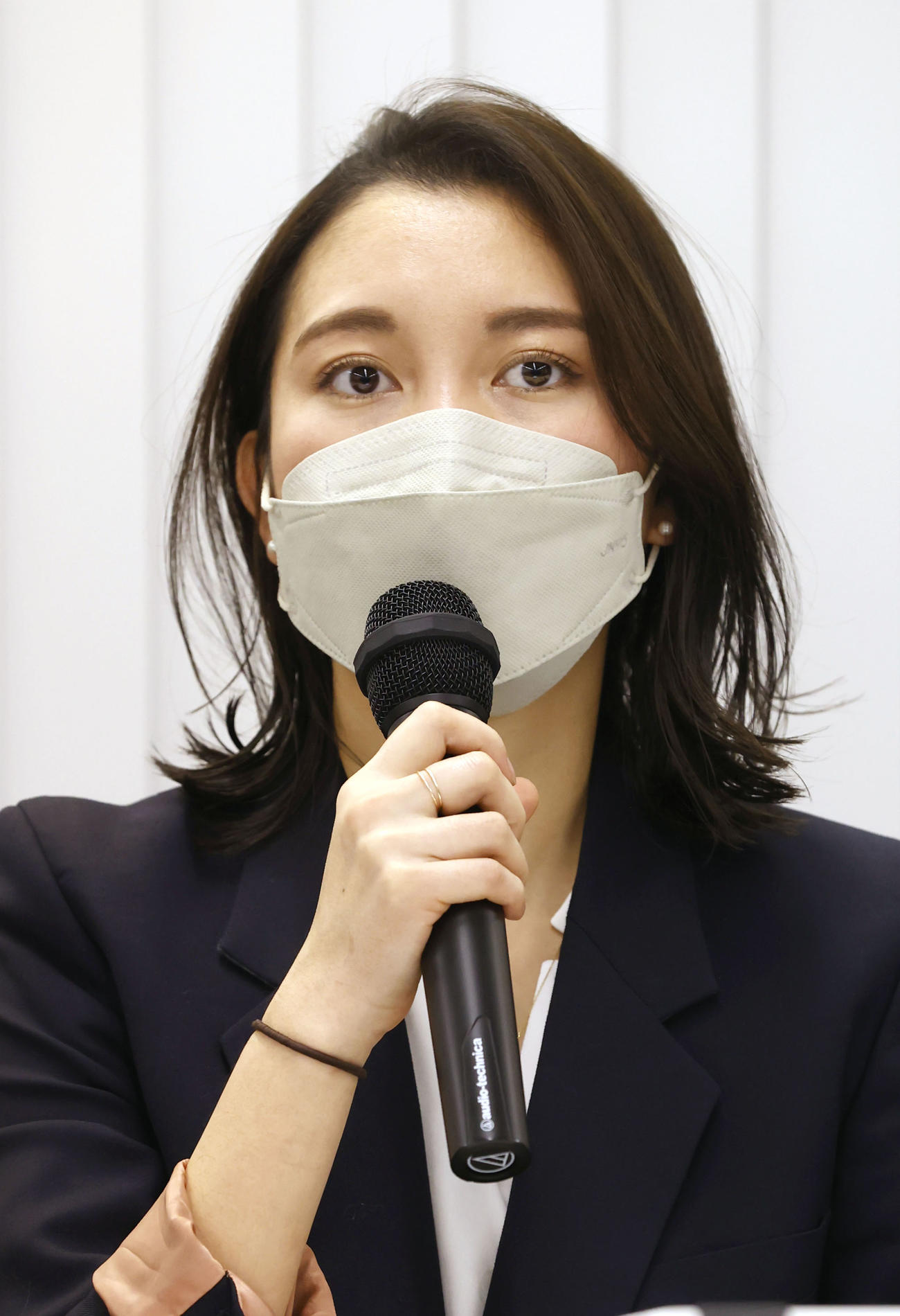 控訴審判決を受け、記者会見する伊藤詩織さん（共同）