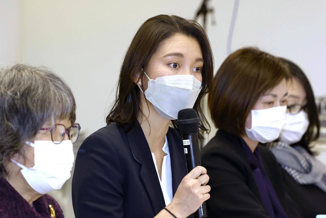 控訴審判決を受け、記者会見する伊藤詩織さん（中央）＝25日午後、東京都千代田区（共同）