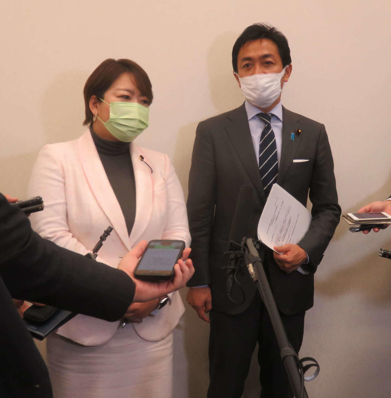 勉強会を開催した国民民主党の玉木雄一郎代表（右）と、都民ファーストの会の荒木千陽代表（撮影・大上悟）