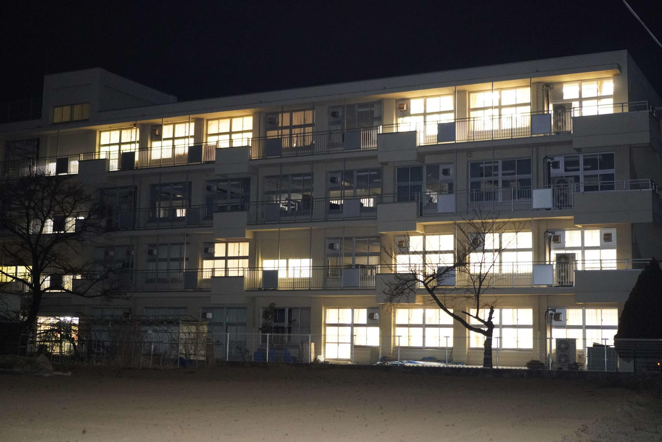 立てこもりが発生した現場近くの住民が避難したとみられるふじみ野市立大井西中学校（撮影・沢田直人）