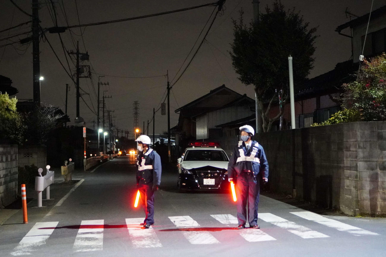 立てこもり事件発生後、現場近くで道路を規制する警察官（撮影・沢田直人）