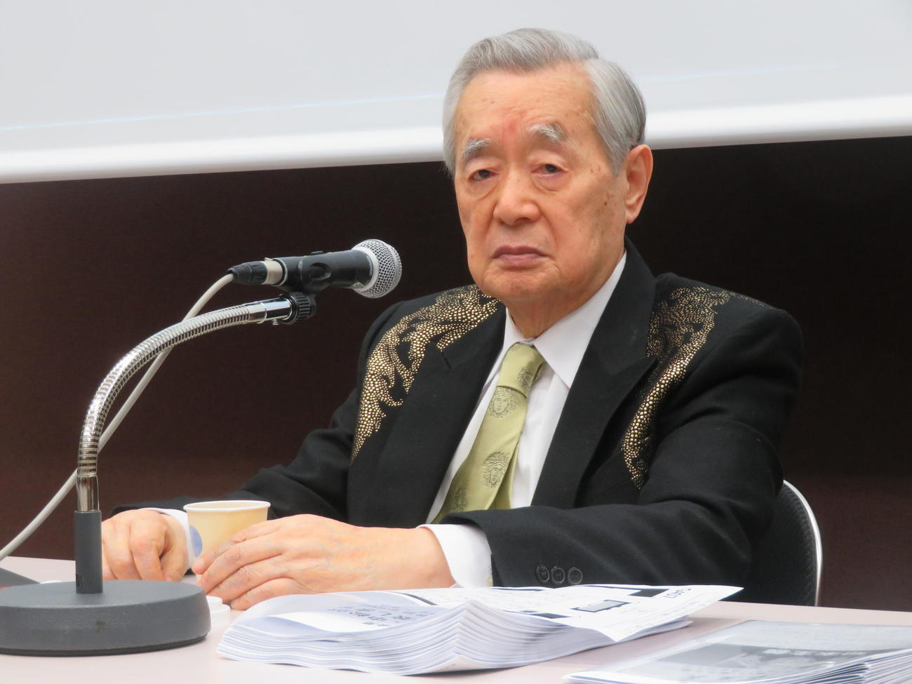 東京国際フォーラムで緊急会見を開いたドクター・中松氏（撮影・村上幸将）
