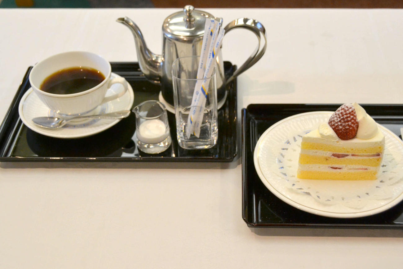 渡辺明王将の初日午前のおやつは、いちごのショートケーキとホットコーヒー（日本将棋連盟提供）