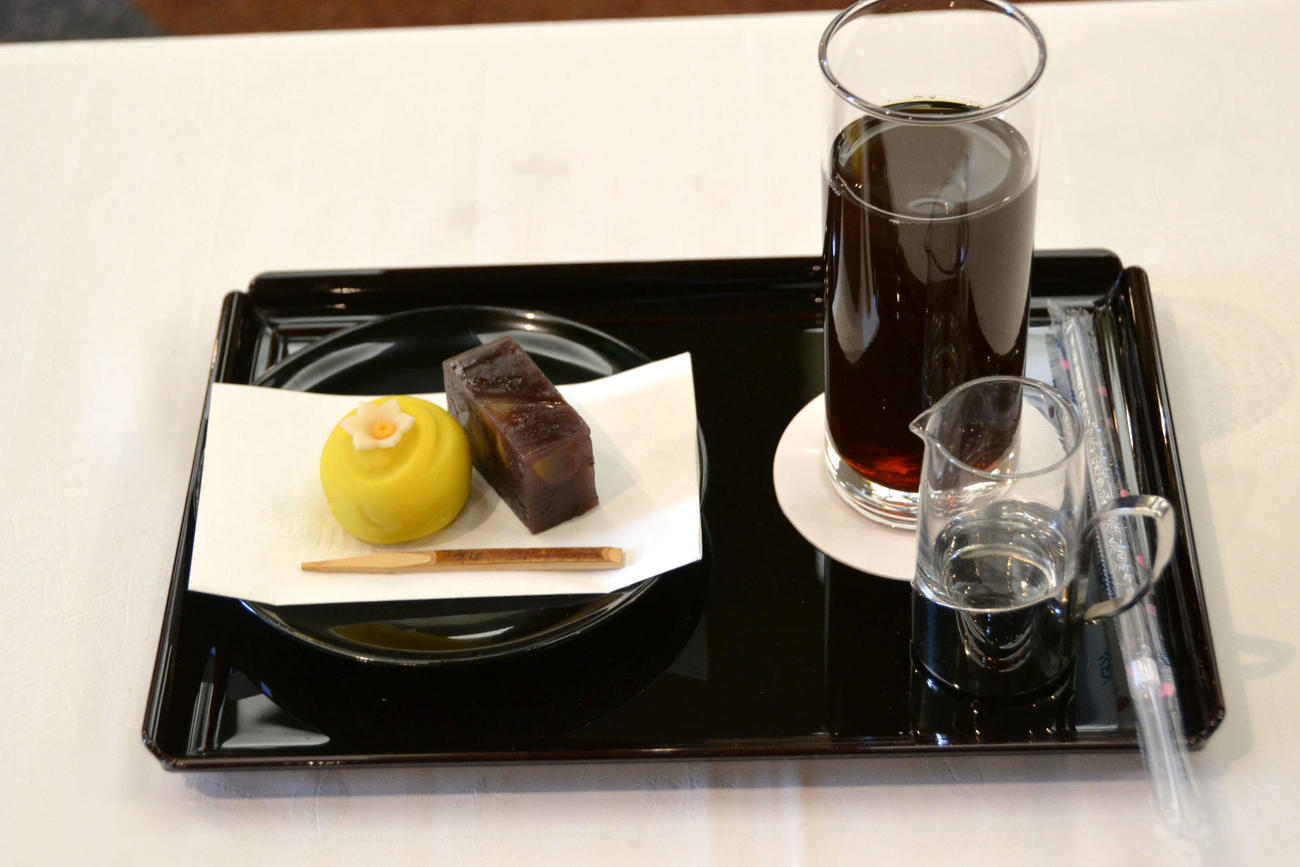 藤井聡太竜王の初日午前のおやつは、和菓子（ホテルの自家製栗小倉ようかん、水仙）とアイスコーヒー（日本将棋連盟提供）