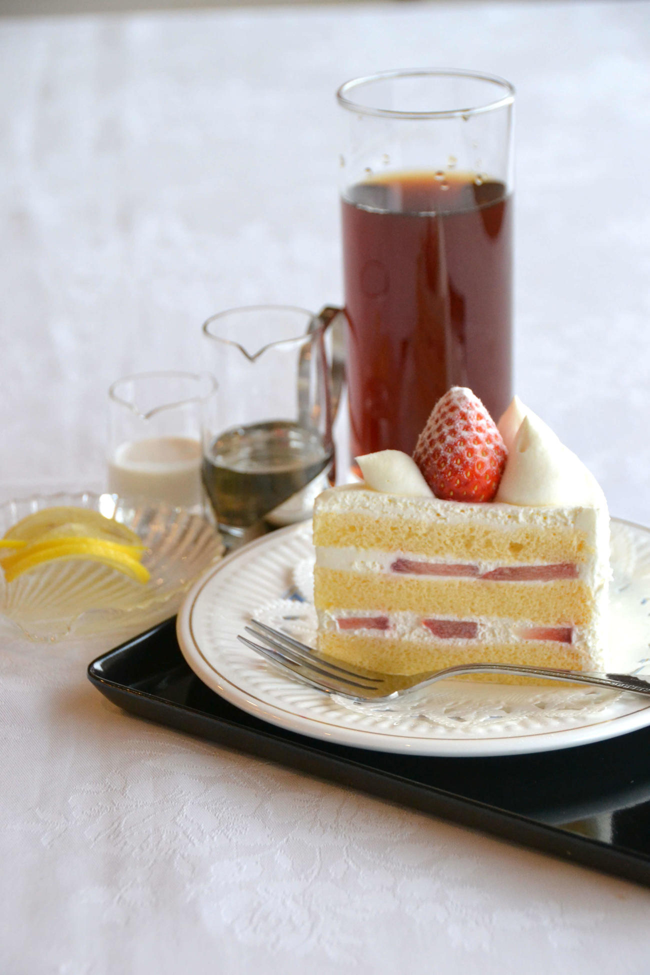 藤井竜王の初日午後のおやつは「いちごのショートケーキ」と「アイスティー」（日本将棋連盟提供）