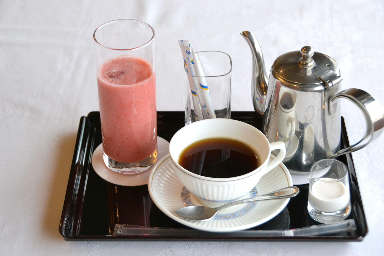 渡辺王将の初日午後のおやつは「とちおとめジュース」と「ホットコーヒー」（日本将棋連盟提供）