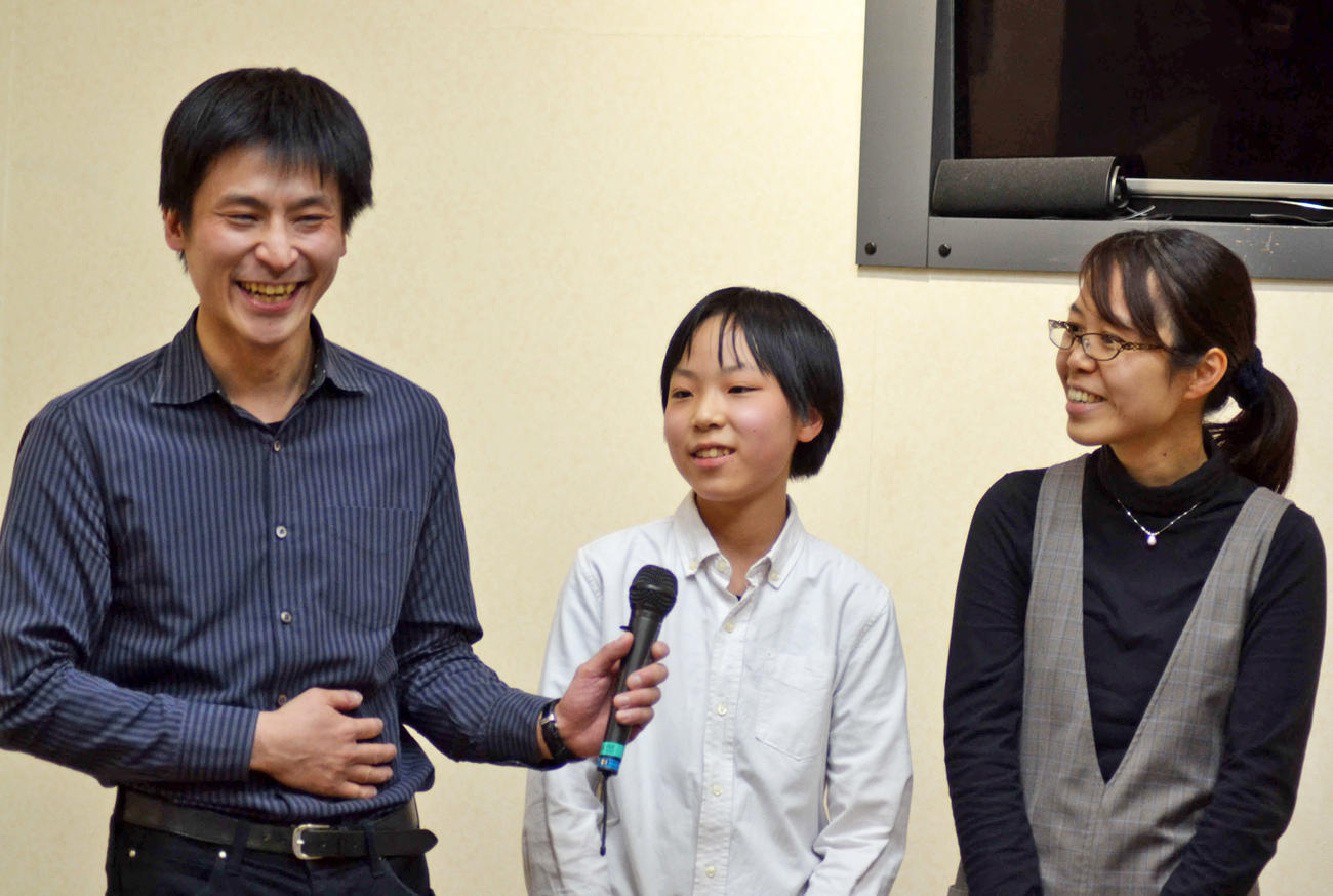 採用試験の合格会見を行う張心治さん（中央。左は父の張栩九段、右は母の小林泉美七段