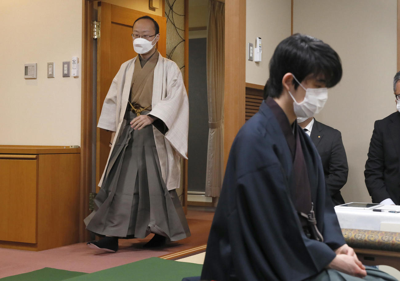 第71期ALSOK杯王将戦7番勝負第3局の対局1日目。対局室に入る渡辺明王将（左）。右は挑戦者の藤井聡太竜王（代表撮影）