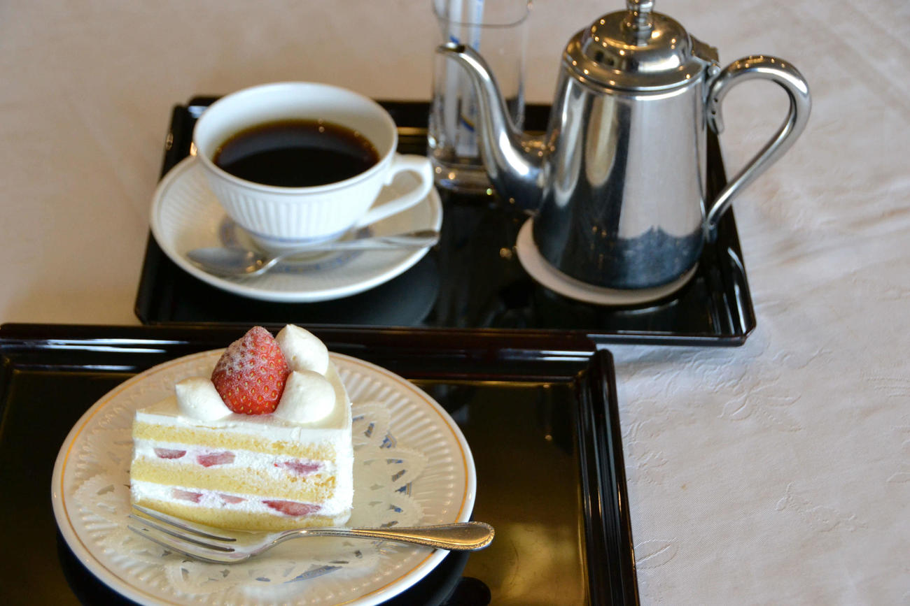 渡辺明王将の2日目午前のおやつは初日午前と同じく「いちごのショートケーキ、ホットコーヒー」（日本将棋連盟提供）