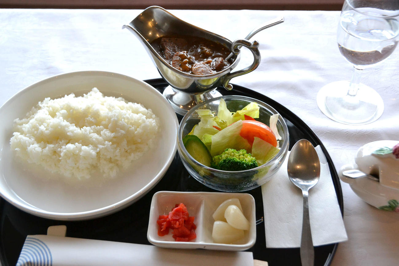 渡辺王将と藤井竜王が2日目昼食で注文した「与一和牛ビーフカレー」（日本将棋連盟提供）

