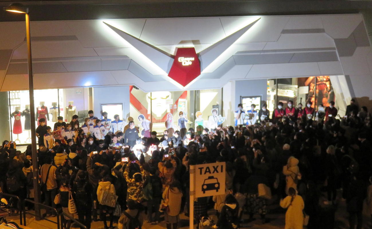 ガンダムカフェ秋葉原店閉店後に別れを惜しむスタッフと約300人のファン（撮影・鎌田直秀）