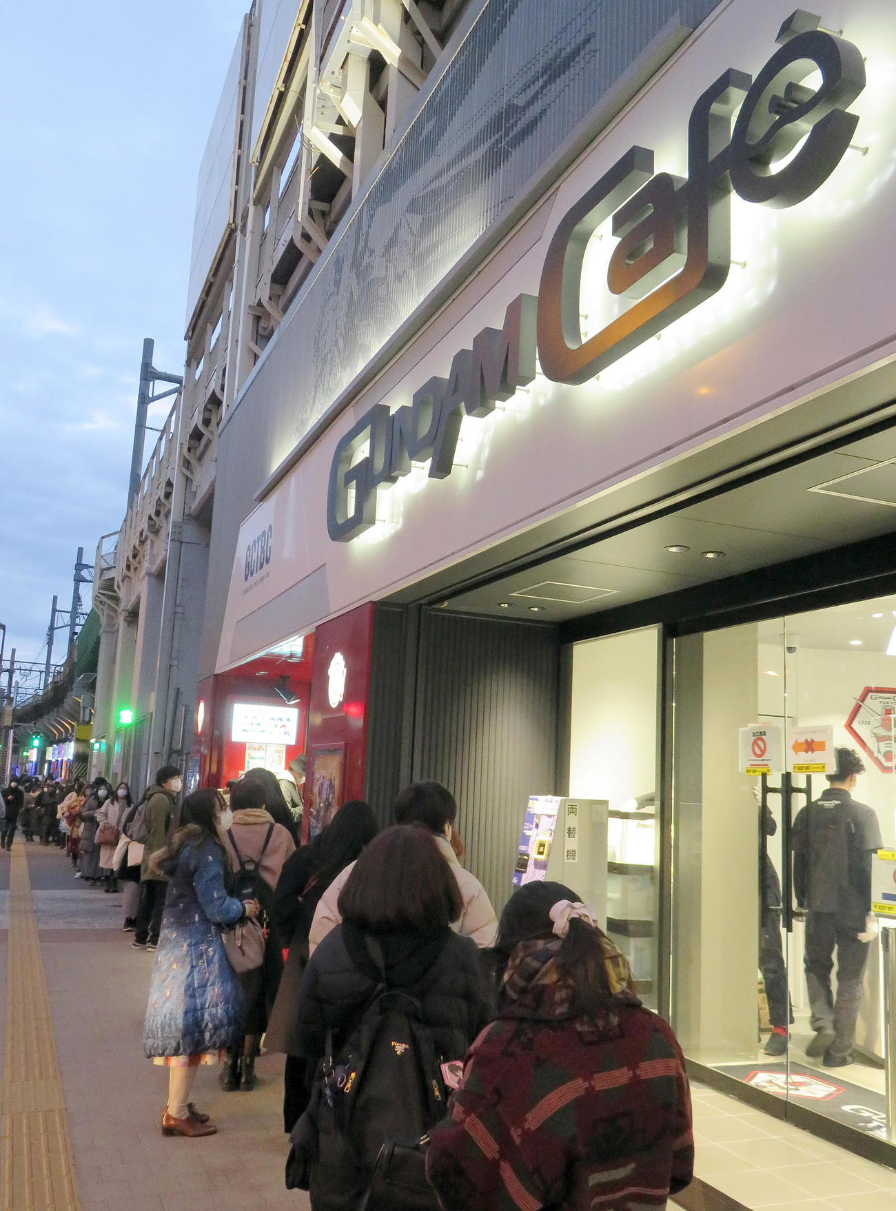キャラクターを選択出来る日付入り記念カップのドリンクを買い求めるファンで長い列が出来るガンダムカフェ秋葉原店の「フォーチュンラテカフェ」（撮影・鎌田直秀）