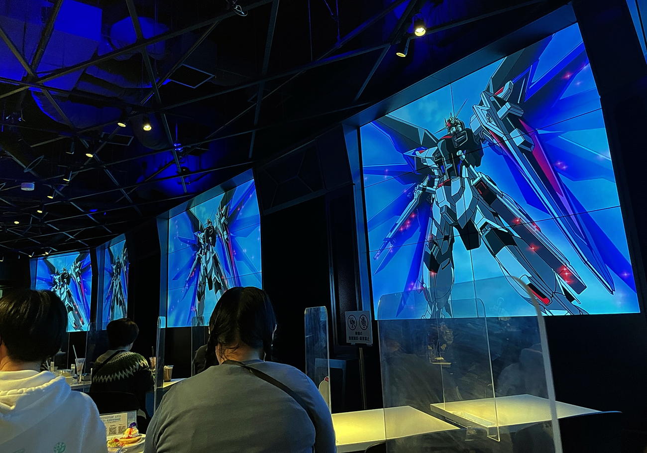 ガンダムカフェ秋葉原店レストランエリアで映像や食事を満喫するファンたち（読者提供）