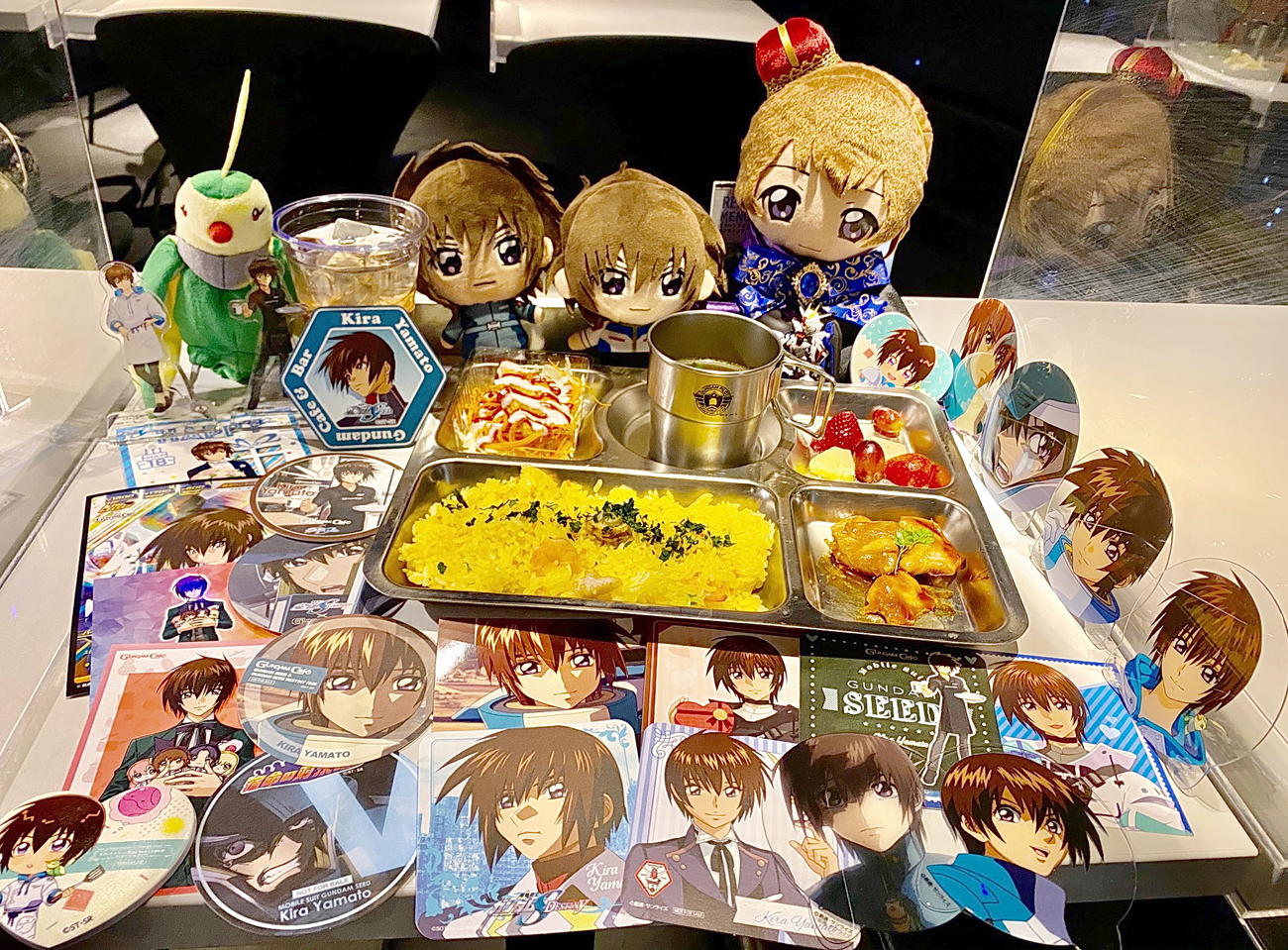 ガンダムカフェ秋葉原店レストランエリアで好きなキャラクター「キラ・ヤマト」グッズに囲まれながら食事するファン（読者提供）