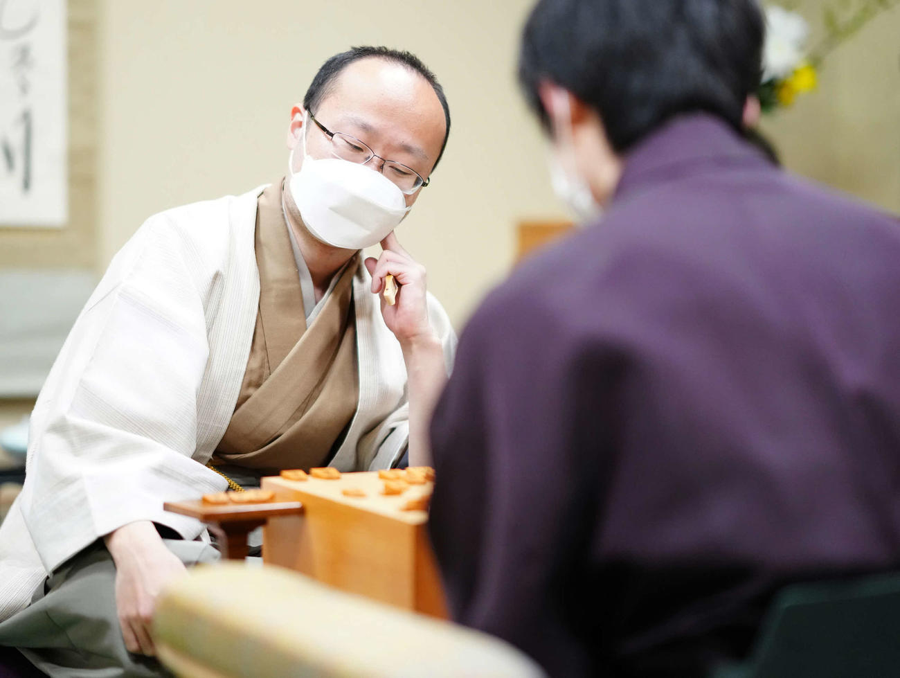感想戦で対局を振り返る渡辺明王将（手前は藤井聡太竜王）（代表撮影）
