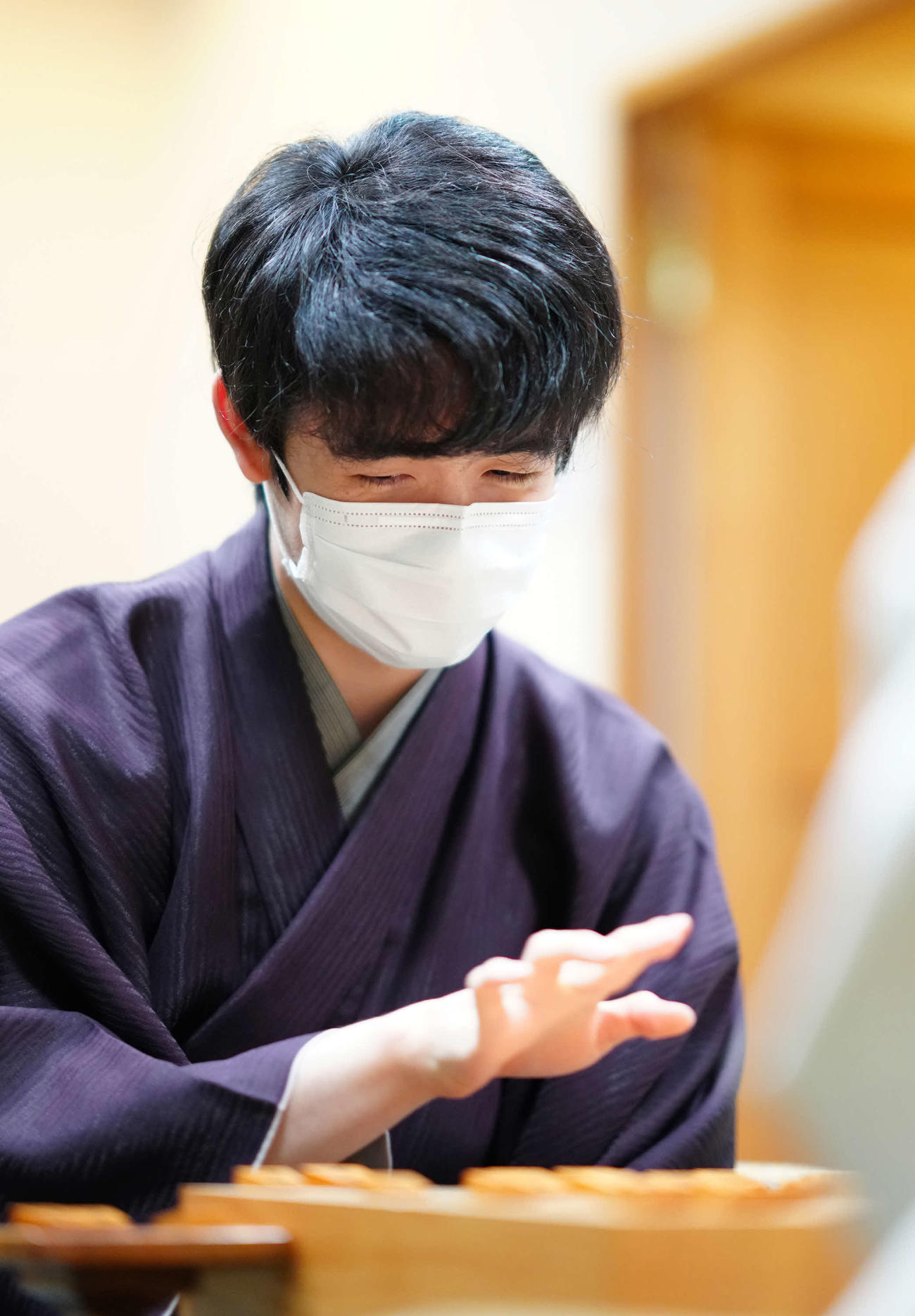 感想戦で対局を振り返る藤井竜王（代表撮影）