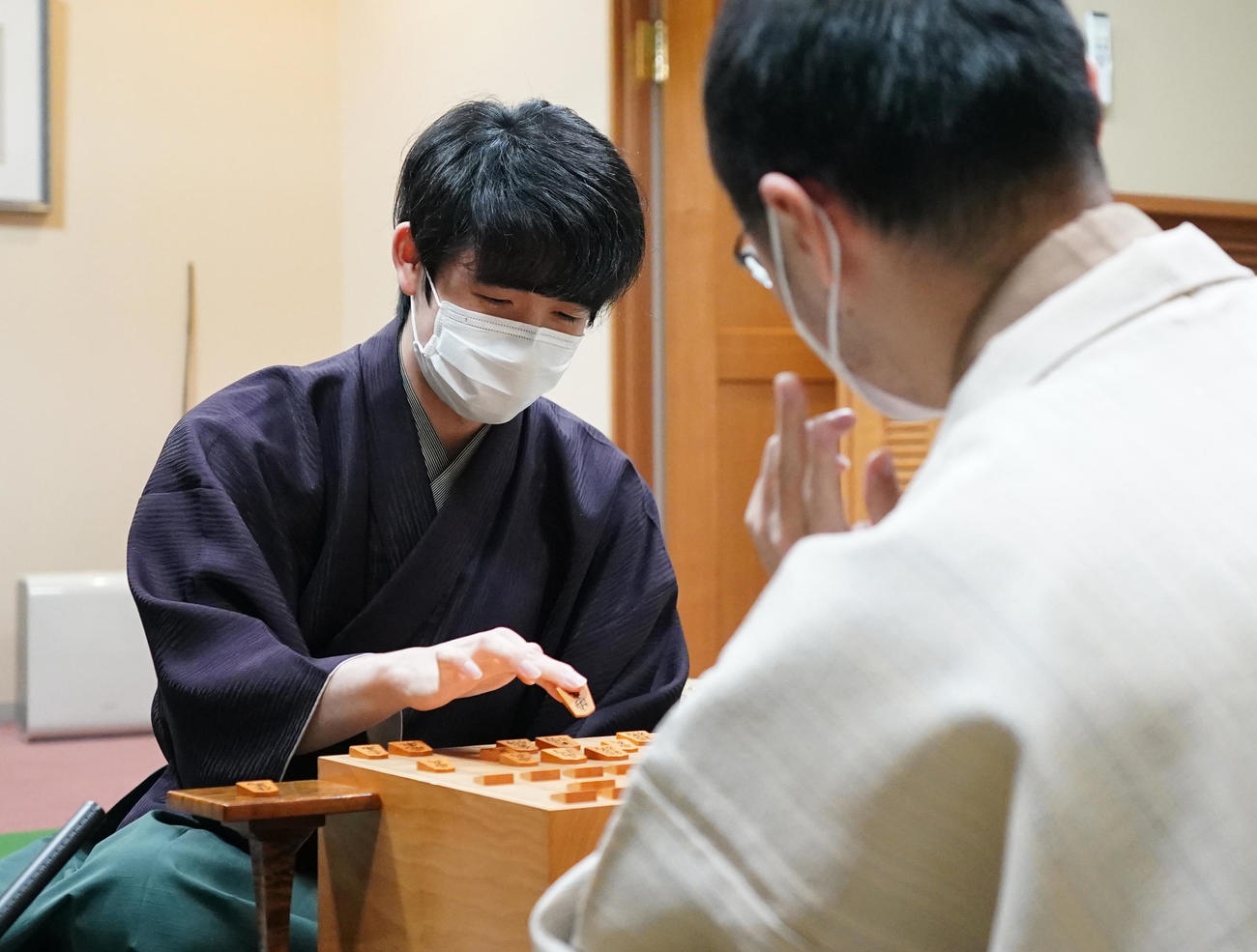 感想戦で対局を振り返る藤井竜王（手前は渡辺王将）（代表撮影）
