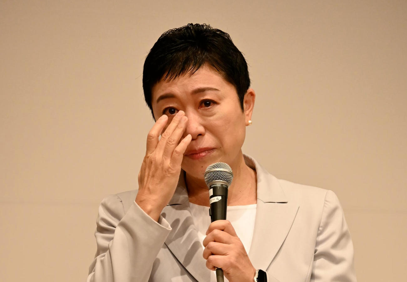支援者の報告会で涙を見せる辻元清美氏（撮影・松浦隆司）