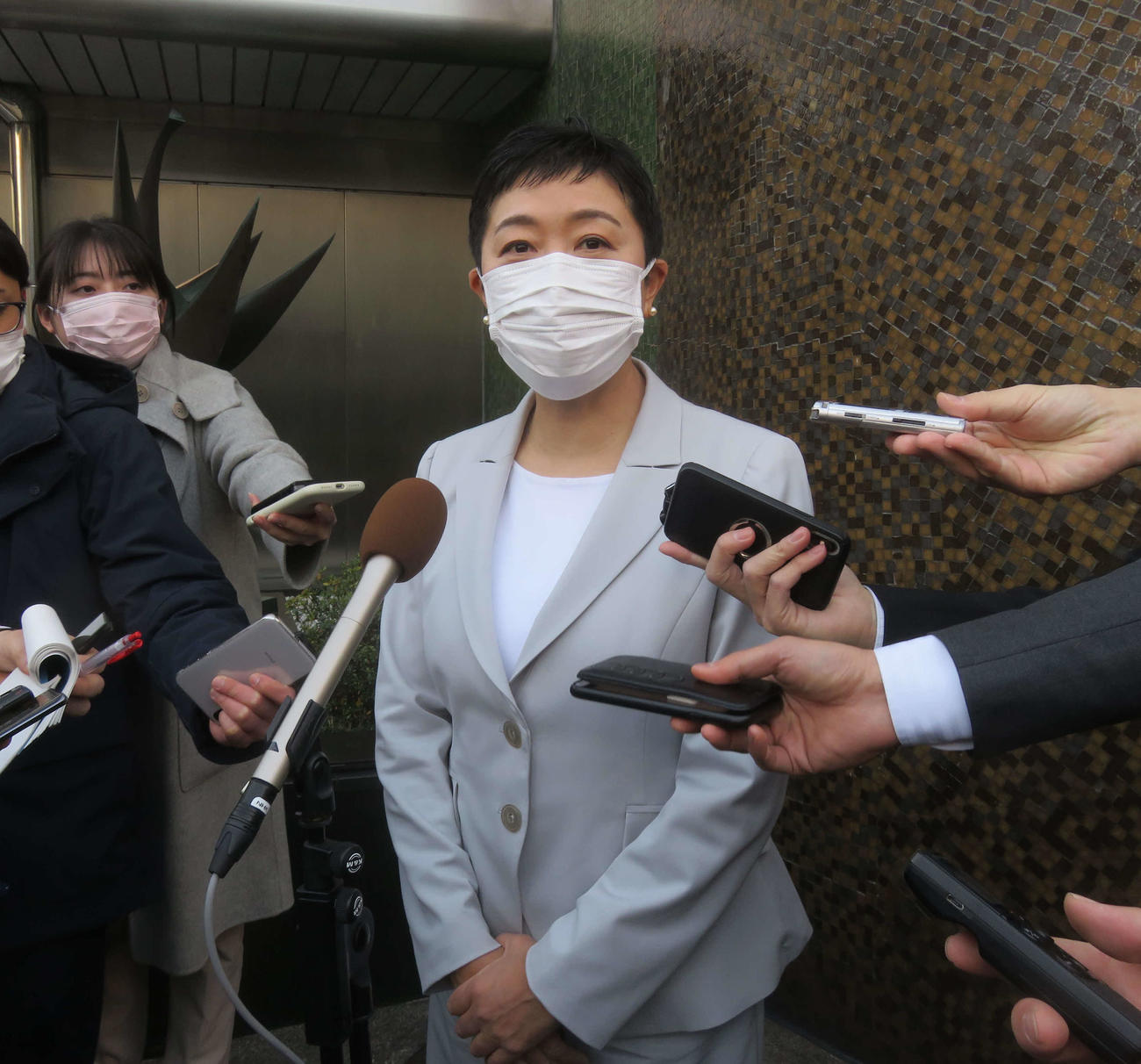 立憲民主党の辻元清美前衆院議員が参院選出馬を表明し、党本部前で会見した（撮影・大上悟）