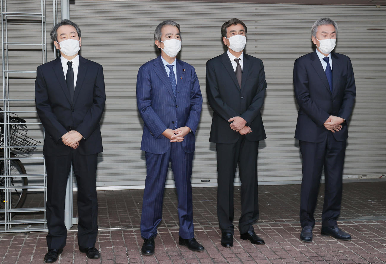 父石原慎太郎氏が逝去し、報道陣に対応する右から長男石原伸晃氏、次男良純氏、三男宏高氏、四男延啓氏（撮影・野上伸悟）