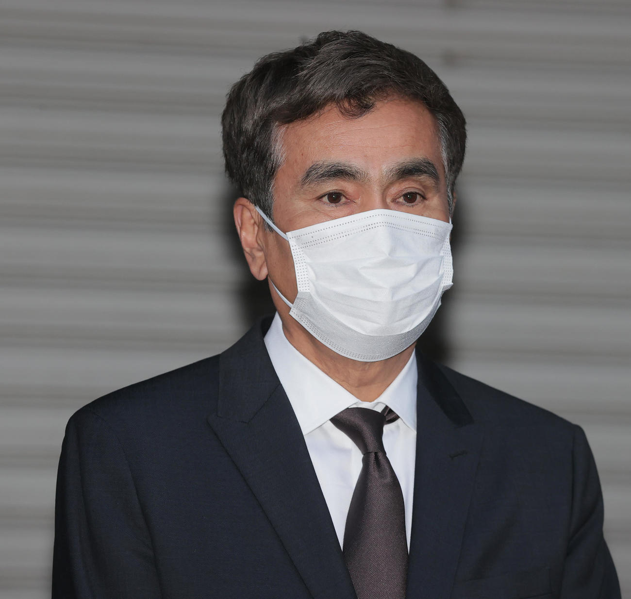 父石原慎太郎氏が亡くなり、報道陣に対応する次男良純氏（撮影・野上伸悟）